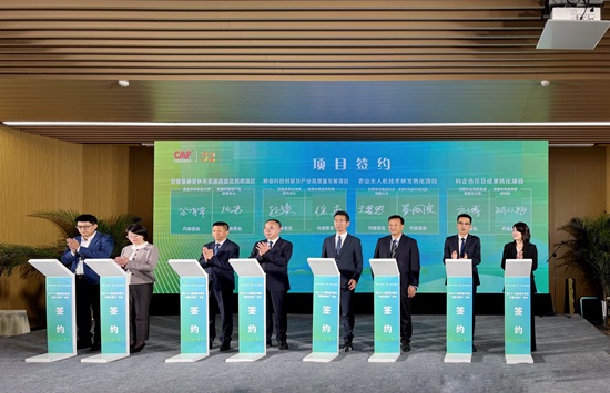 签约照片 - 副本.jpg